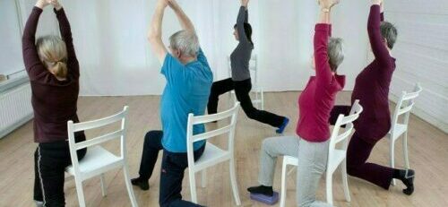 Yoga op de stoel op donderdag